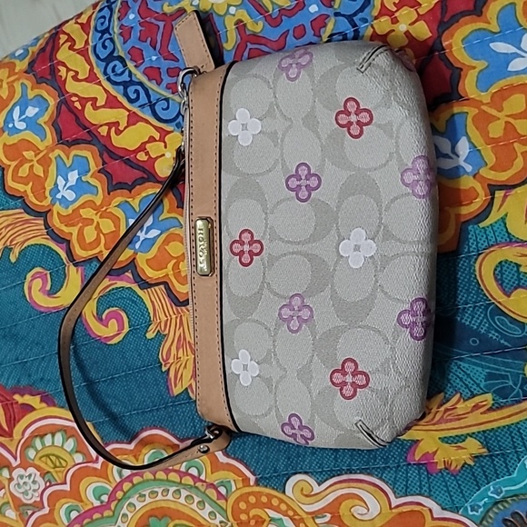 Coach Peyton signature clover wristlet - Picture 1 of 5
